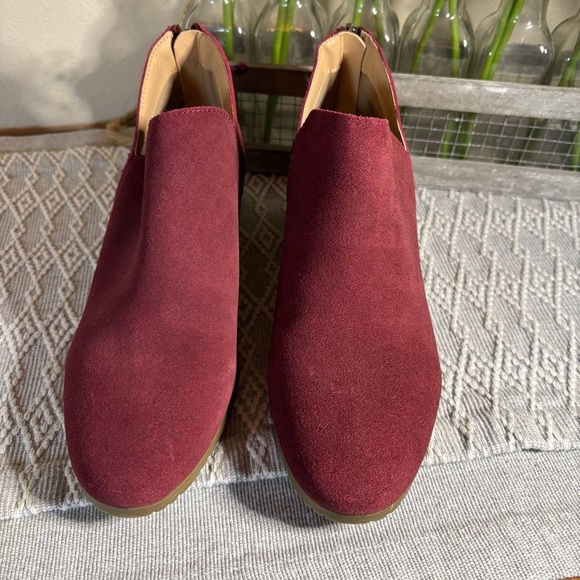 Kenneth Cole Reaction, Women's Side Skip Suede Block Heel Ankle Boots Sz 8 - Picture 2 of 6